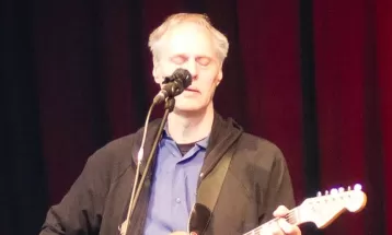 Tom Verlaine, vocalista e guitarrista da banda Television, morre aos 73 anos