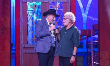 Sérgio Reis conta com a amizade de Renato Teixeira na gravação de show em São Paulo
