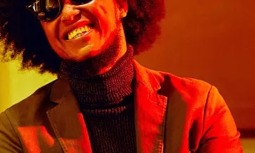 Luiz Otávio ecoa com paixão o som dos bailes dos anos 1970 no tom black Rio do disco 'Essa maré'