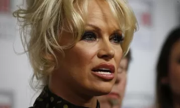 Em novo livro, Pamela Anderson fala sobre assédios e revela que flagrou Jack Nicholson fazendo sexo a três