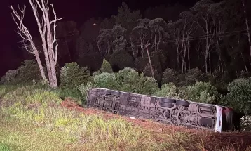 Sete pessoas morrem e 22 ficam feridas após ônibus de viagem tombar na BR-277, em Fernandes Pinheiro