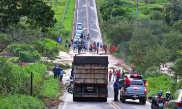 Rodovia PR-082 é interditada em meia pista após Rio do Índio transbordar, em Ivaté