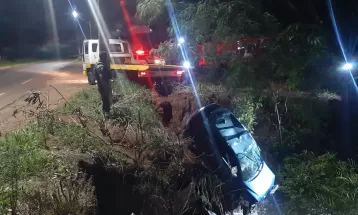 Após perseguição, motorista capota carro e cai dentro de rio com 212 garrafas de vinho contrabandeados, em Goioerê 