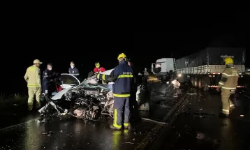 Mulher morre em batida entre dois carros e caminhão na BR-277, em Guarapuava