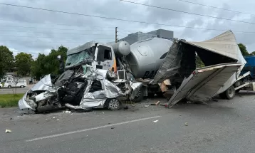Duas pessoas ficam gravemente feridas em acidente com quatro caminhões e um carro no CIC