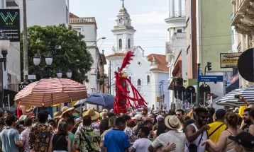 Rua Marechal Deodoro em Curitiba é bloqueada para montagem de estrutura do carnaval e ônibus terão desvios; veja lista de linhas afetadas