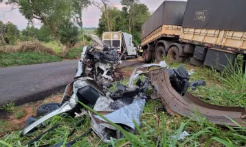 Dois homens morrem em grave acidente entre picape e caminhão, na PR-182