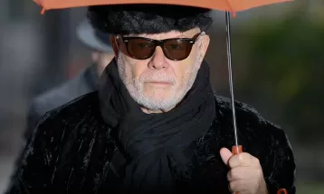 Gary Glitter é libertado da prisão após cumprir metade da sentença de 16 anos