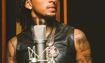 Rapper carioca MD Chefe mostra a filha, ostenta luxo e celebra premiação internacional no segundo álbum