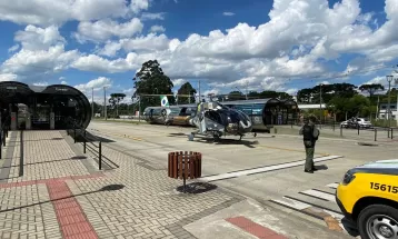 Policial fica em estado gravíssimo ao bater moto contra ônibus na Linha Verde; helicóptero fez resgate
