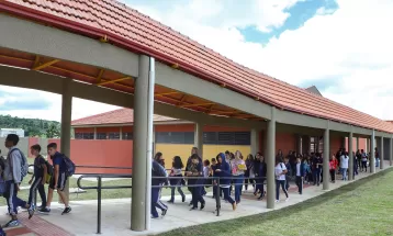Mais de 1,1 milhão de estudantes voltam às aulas nesta segunda (6) na rede estadual de ensino do Paraná