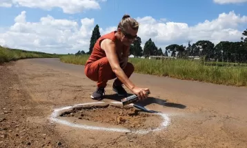 Para alertar motoristas, moradores fazem pintura ao redor de buracos em estrada de Guarapuava: 'Estrada está abandonada'