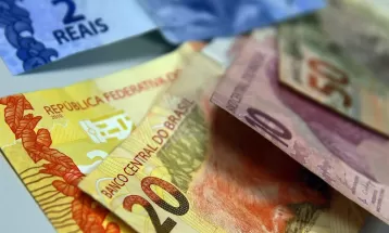 Governador Ratinho Júnior assina decreto que reajusta salário mínimo regional no Paraná; entenda