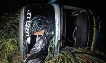 Ônibus com 27 pessoas tomba na BR-163 em Marechal Cândido Rondon