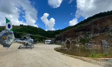 Corda de pêndulo arrebenta e jovem cai de altura de cerca de 20 metros, na Lagoa Azul, em Campo Magro, diz polícia