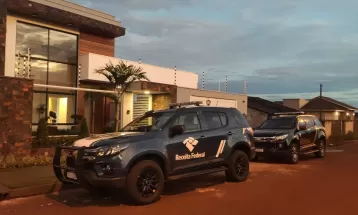 Receita e PF cumprem mandados e bloqueiam bens de investigados em operação contra importação de cigarros do Paraguai 