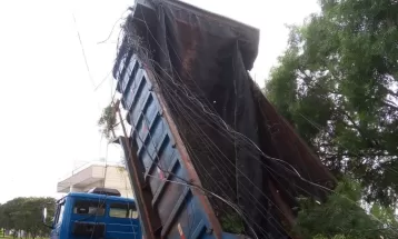 VÍDEO: Caminhão arrasta fios por cerca de 3 km, derruba postes e deixa moradores sem energia em Campo Mourão