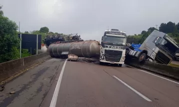 Caminhão carregado com álcool etílico se envolve em acidente, e PRF bloqueia BR-277 em Balsa Nova por risco de explosão após vazamento