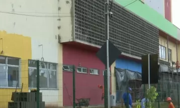 Crianças começam a estudar em escola municipal antes do fim de obras; diretora garante que alunos estão seguros