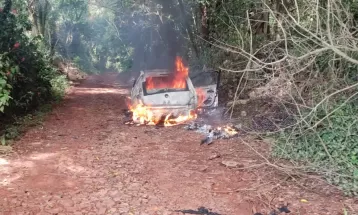 Mulher é encontrada amarrada ao lado de carro pegando fogo e fica com 90% do corpo queimado, diz PM