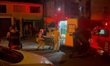 Homem é socorrido após ser baleado no portão de casa em Foz do Iguaçu, diz PM