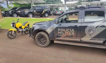 PM apreende mais de 10 mil anabolizantes e medicamentos em fundo falso de motocicleta em Foz do Iguaçu
