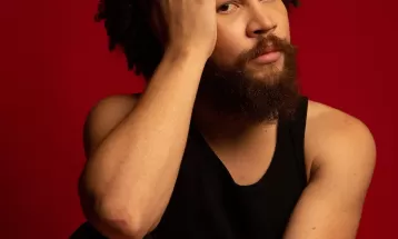 Martins cai suave na folia com música que mixa funk e maculelê na batida do single 'Arrepia'