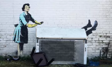 Obra de Banksy inaugurada no Valentine's Day recupera significado após devolução de objetos