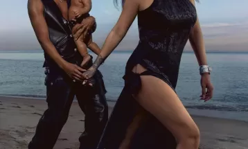 Rihanna posa com o filho e A$AP Rocky para capa de revista e fala sobre parto