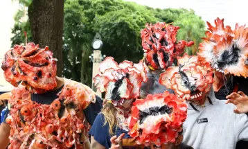 Curitiba tem Carnaval com marcha de zumbis, performance de 'Thriller' e desfile de pets fantasiados; VEJA FOTOS