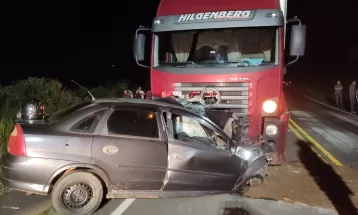 Homem morre em acidente entre carro e caminhão na PR-090, em Ventania
