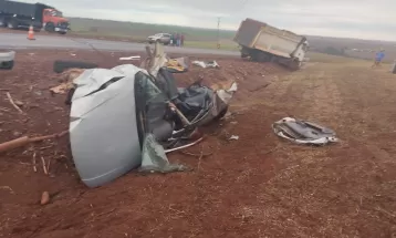 Homem morre após colisão entre carro e caminhão em Assis Chateaubriand