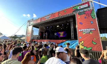Mais de 20 mil pessoas lotam a Vila Olímpica durante festa de Carnaval em Maringá; FOTOS