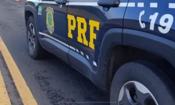 Cinco pessoas ficam feridas em acidente entre carro e caminhão na BR-376; crianças estão entre as vítimas