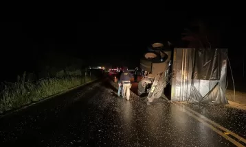 Oito pessoas ficam feridas em acidente entre van e caminhão na BR-277, em Palmeira