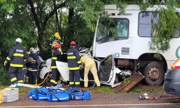 Duas pessoas ficam gravemente feridas após acidente entre carro e ônibus em Doutor Camargo