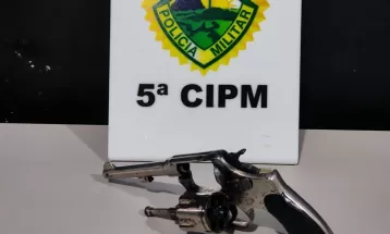 Mulher é atingida por disparo acidental após arma do marido cair no chão, diz polícia