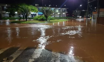 VÍDEO: Rio transborda, alaga ruas e atinge pelo menos 13 casas em Cambará, diz Defesa Civil