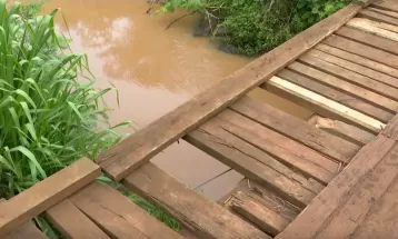 Falta de manutenção em ponte de madeira revolta moradores de distrito de Londrina