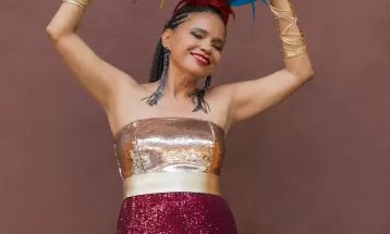 Teresa Cristina põe o bloco na rua para cantar samba-enredo no fecho do Carnaval carioca