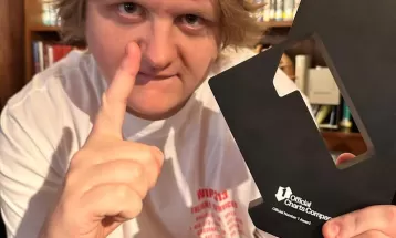 Lewis Capaldi tem crise de Tourette em show, e plateia o ajuda a terminar música