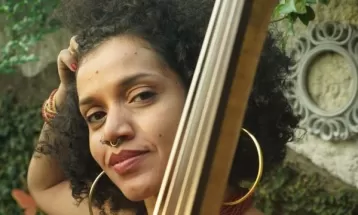 'Me descobri negra ao ser chamada para ser modelo em um curso de maquiagem'