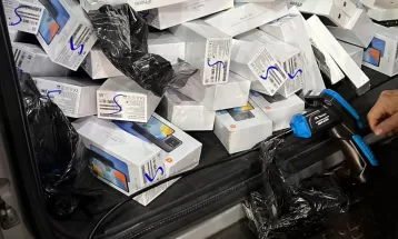Receita Federal apreende smartphones em fundo falso de veículo no Paraná; carga é avaliada em R$ 300 mil