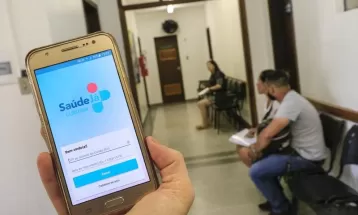 Moradores de Curitiba podem confirmar ou cancelar consultas e exames por aplicativo; veja como usar