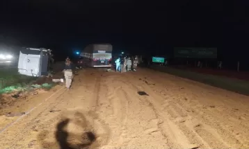 Caminhão tomba e bloqueia meia pista da BR-376 entre Mandaguaçu e Maringá