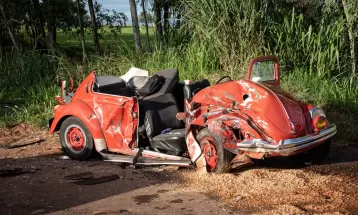 Fusca fica destruído após bater de frente contra outro veículo na PR-323 em Umuarama