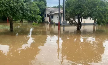 Moradores deixam casas após cheia do Rio Paraná em Querência do Norte, diz Defesa Civil