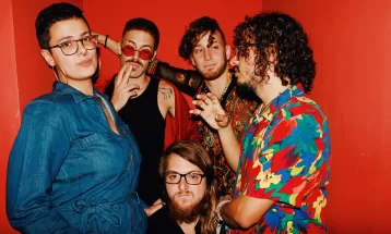 Francisco, El Hombre relança primeiro álbum em LP para festejar os dez anos da banda 