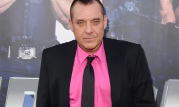Tom Sizemore sofre aneurisma cerebral e família diz que 'não há mais esperança' de recuperação 