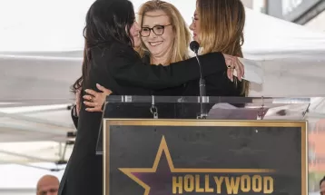 Courteney Cox ganha estrela na Calçada da Fama e é homenageada pelas amigas Jennifer Aniston e Lisa Kudrow